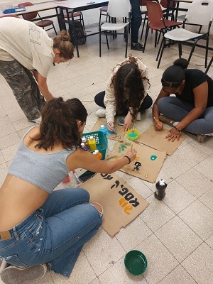 עותק של הכנת שלטים