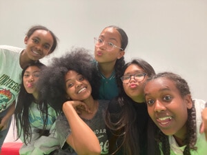 עותק של מלט והתלמידות